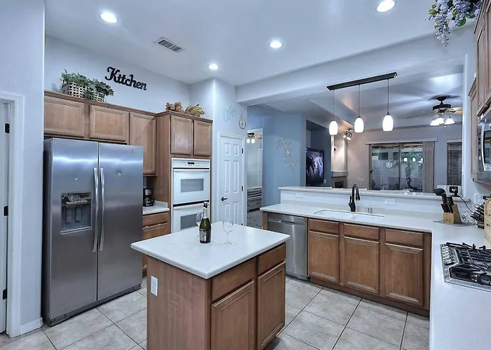 Holiday home Desert Escape With Private Pool And Jet Tub, 3br