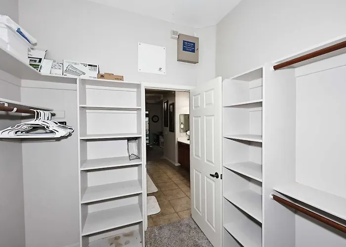 Holiday home Desert Escape With Private Pool And Jet Tub, 3br